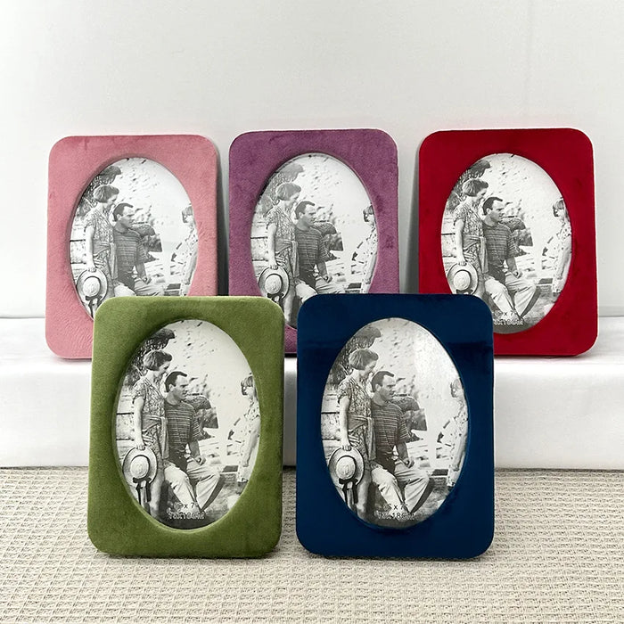 Cadre photo carré en velours multicolore vert sur mur blanc