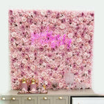 Plusieurs panneaux de fleurs artificielles reliés pour un grand mur floral