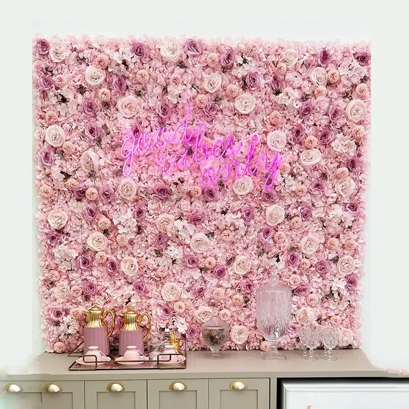 Plusieurs panneaux de fleurs artificielles reliés pour un grand mur floral