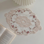 Détail de la broderie de fleurs au centre du napperon