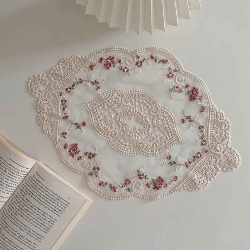 Détail de la broderie de fleurs au centre du napperon