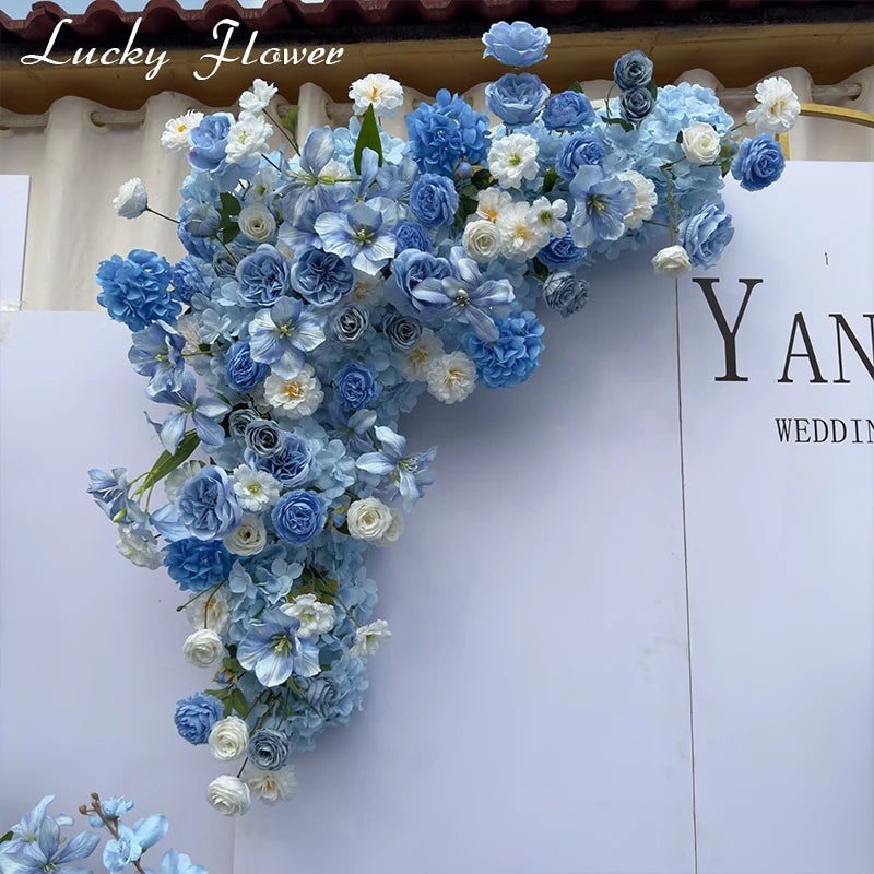 Fleurs artificielles bleues dans un vase