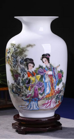 Vase en porcelaine blanche avec un motif illustrant des personnages féminins traditionnels chinois habillés de magnifiques costumes colorés, entourés de fleurs et de verdure.