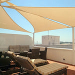 Voile d'ombrage triangulaire multicolore décorant une pergola