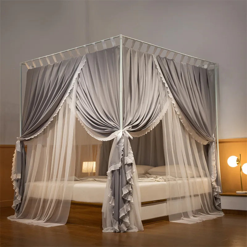 Un lit à baldaquin élégant avec un cadre en métal blanc et des rideaux gris ornés de détails raffinés, offrant un espace paisible et romantique pour une nuit de sommeil reposante.