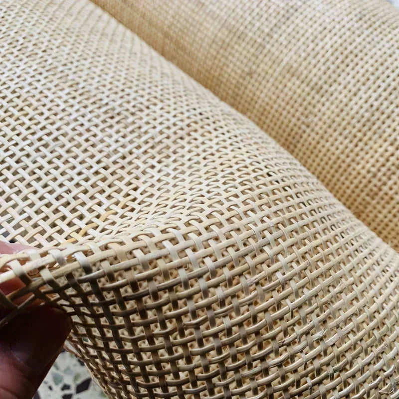 Tête de lit décorée avec du rotin naturel dans une chambre