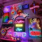Enseigne neon personnalisee RGB allumee dans un salon moderne