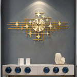 Détail du design géométrique et du motif étoile de l'horloge
