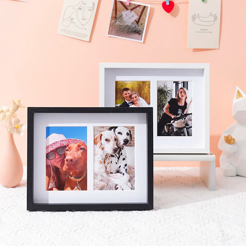 Cadre photo en bois blanc posé sur un bureau avec une photo de paysage