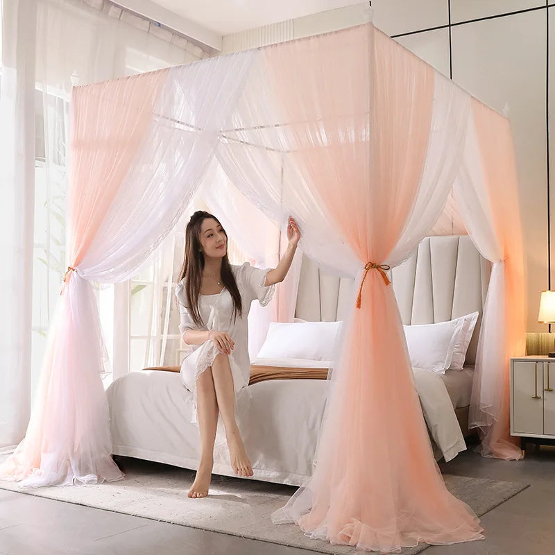 La photo montre une magnifique chambre à coucher décorée avec des rideaux et un lit à baldaquin, dans laquelle une jeune femme est assise sur le lit.