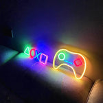 Lampe néon manette de jeu sur mur de chambre moderne