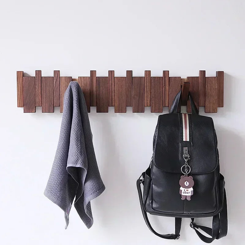 Porte-manteau mural en bois massif perforé avec touches de piano créatives dans une entrée moderne