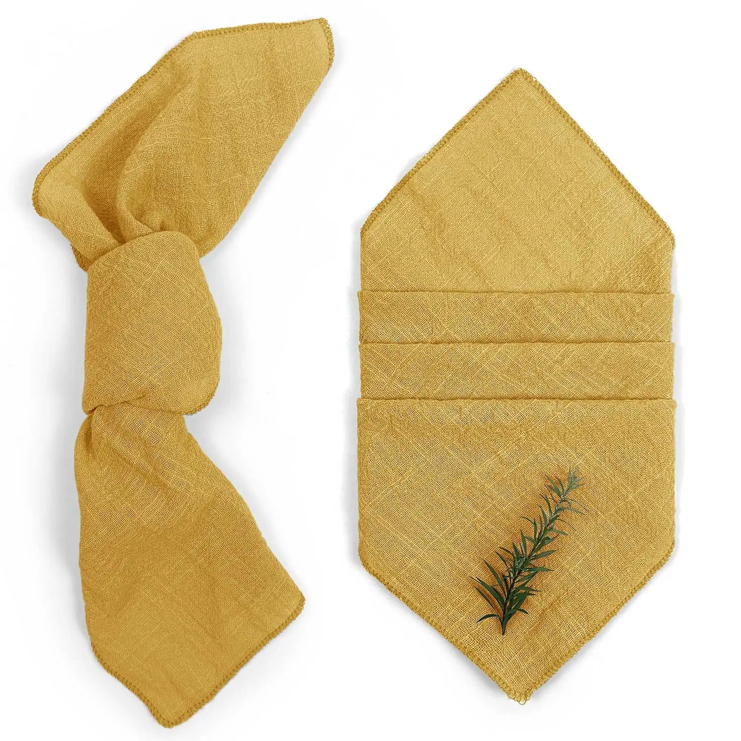 Des serviettes de table pliées, teinte ocre avec un motif de brindille.