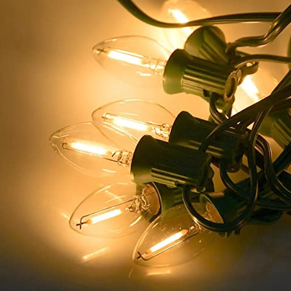 Guirlande lumineuse LED C7 étanche allumée dans une chambre