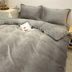 Housse de couette flanelle grise sur un lit double