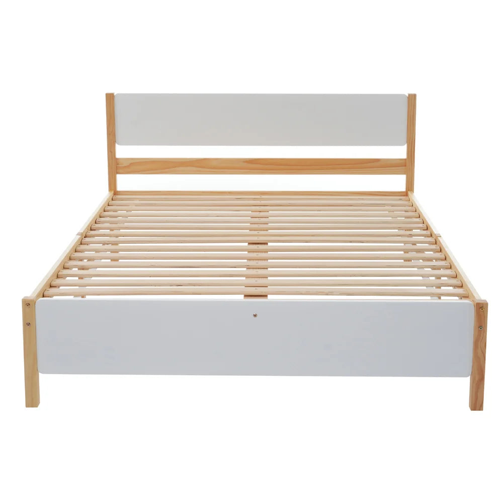 Lit double assemblé dans une chambre avec décoration épurée