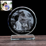 Cadre photo en verre cristal rond personnalisé sur une table