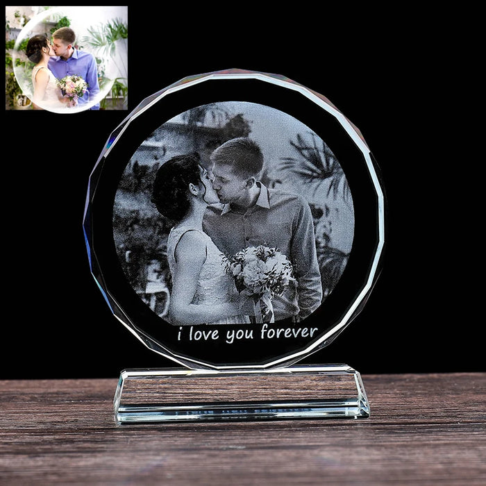 Cadre photo en verre cristal rond personnalisé sur une table