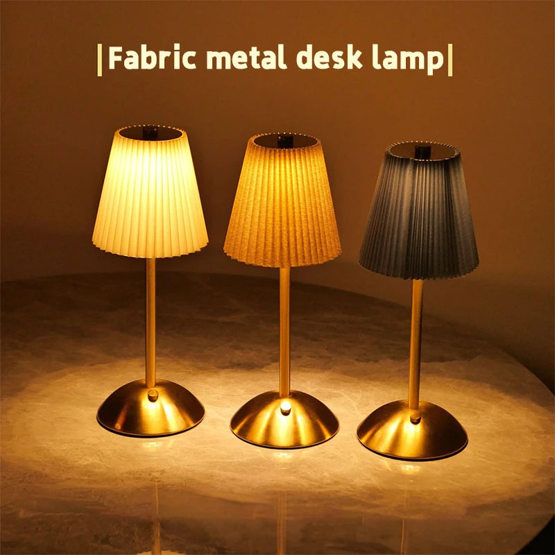 Lampe de chevet plissée rechargeable USB en couleur bleue sur table de nuit