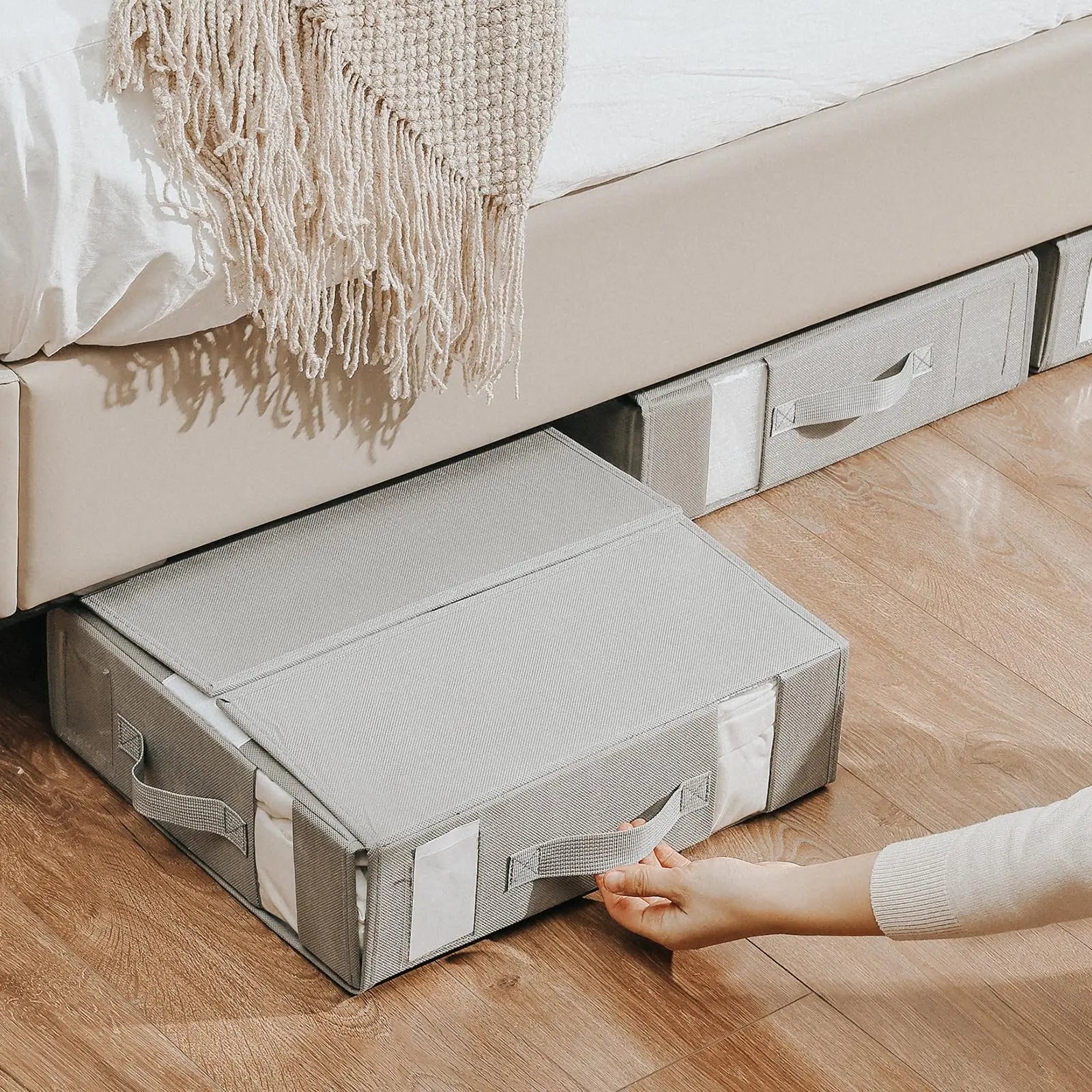 Boîte rangement draps pliable noire dans un placard organisé