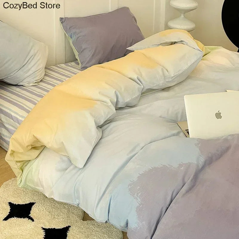 Literie dégradée grise dans une chambre minimaliste
