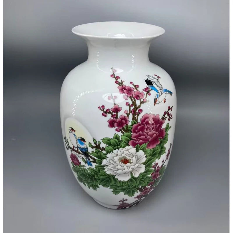 Vase en porcelaine blanche avec des motifs floraux colorés de pivoines, de fleurs de prunier et d'oiseaux exotiques.