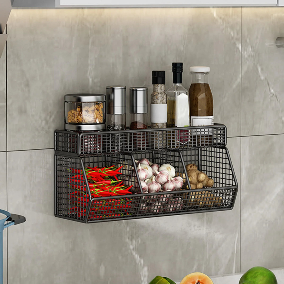 Panier métallique rouge accroché au mur