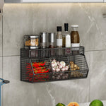 Panier métallique rouge accroché au mur