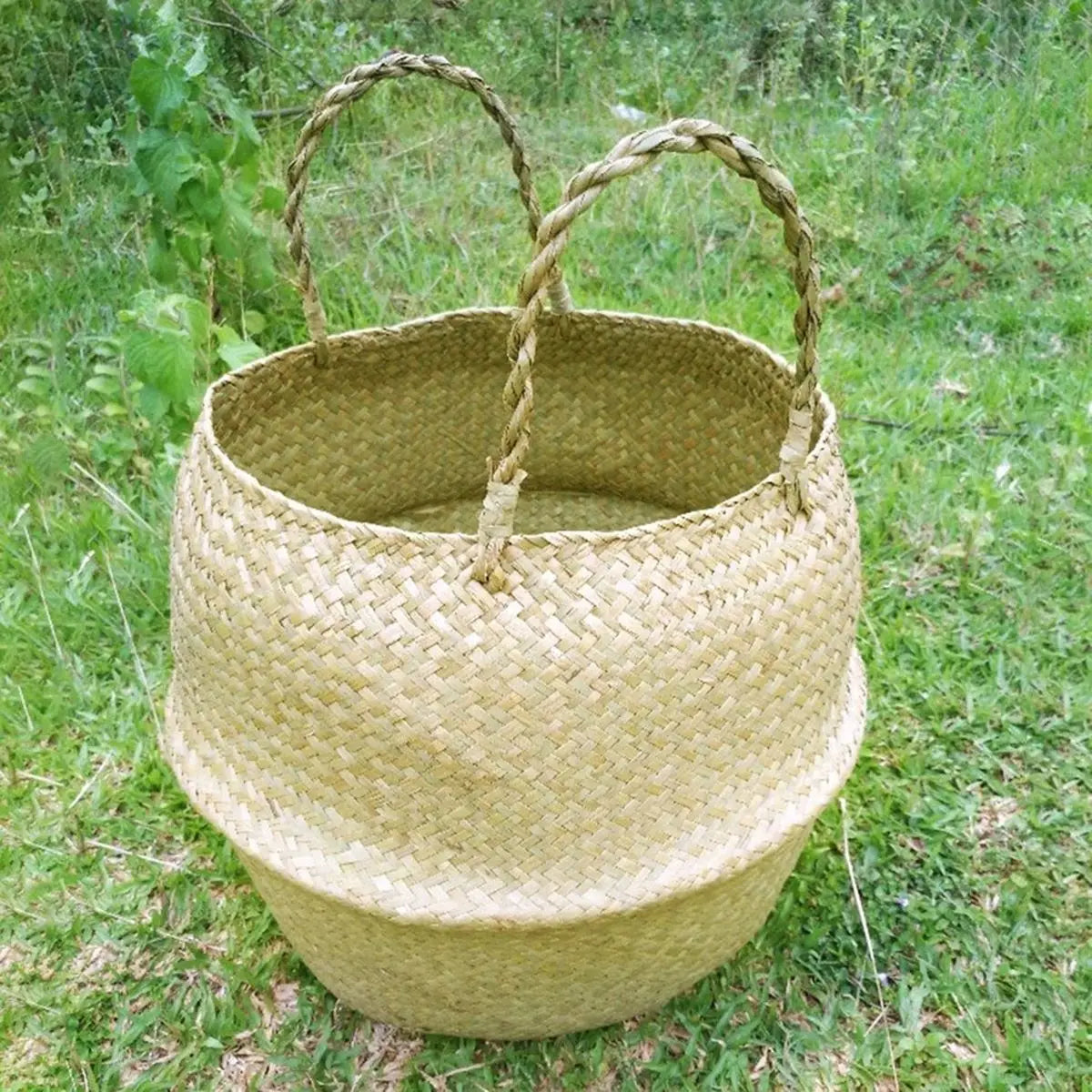 Panier utilisé comme organisateur de rangement dans un salon