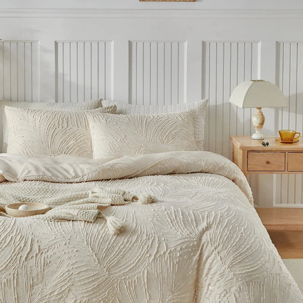 Housse de couette beige dans une chambre décorée style Boho