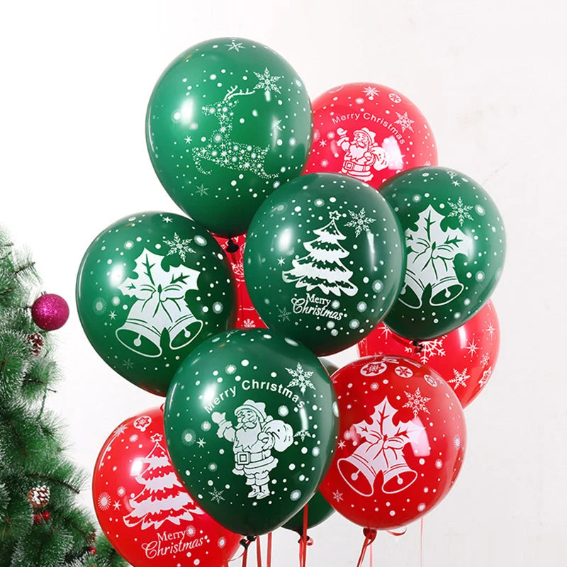 Décoration festive avec ballons de Noël imprimés sapins