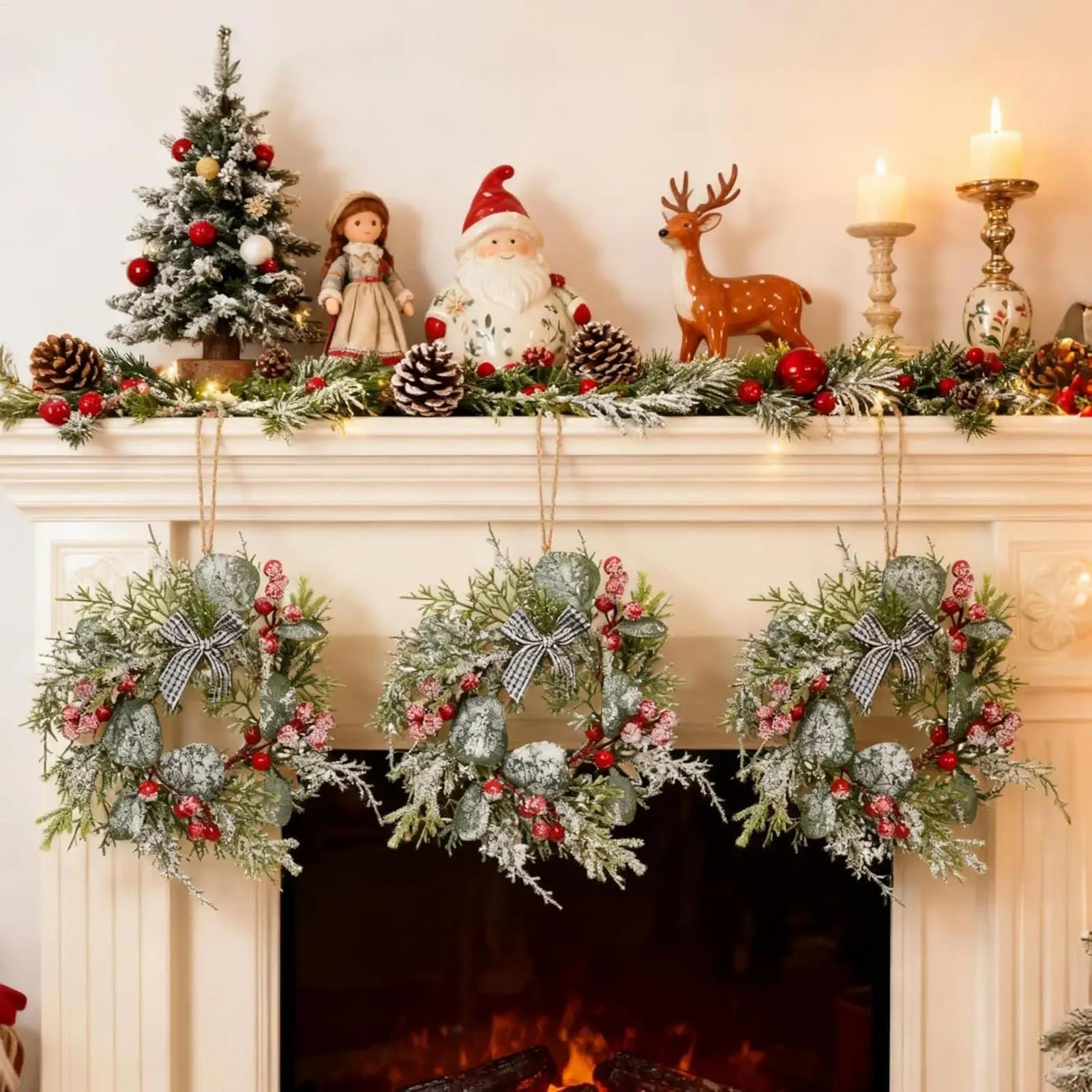 Détail couronne de bougie Noël pommes de pin baies