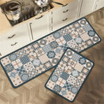 Tapis long gris dans un couloir avec décoration intérieure contemporaine