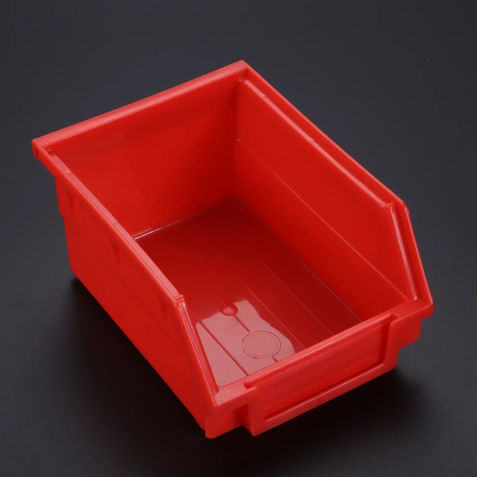 Bacs empilables pour outils dans un atelier organisé
