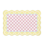 Tapis décoratif avec motif à carreaux roses et jaune pâle.