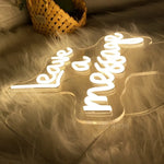 Détail de la bande lumineuse LED néon et de la prise USB