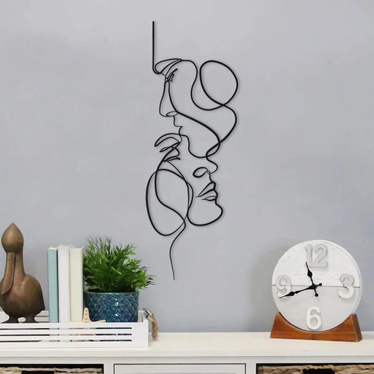 Décoration murale métal minimaliste dans un salon moderne