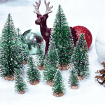 Mini sapins de Noël utilisés dans un projet d'artisanat créatif
