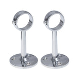 Deux supports muraux chromés brillants pour tringle à rideaux extensible, posés sur un fond gris.