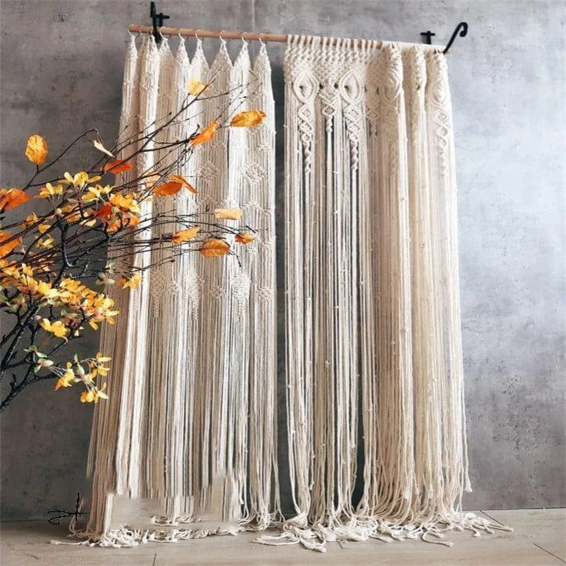 Rideau bohème chic en macramé beige, idéal pour décoration intérieure tendance. Design unique avec motifs artistiques. Accessoire parfait pour ajouter une touche naturelle et élégante à votre salon ou chambre.