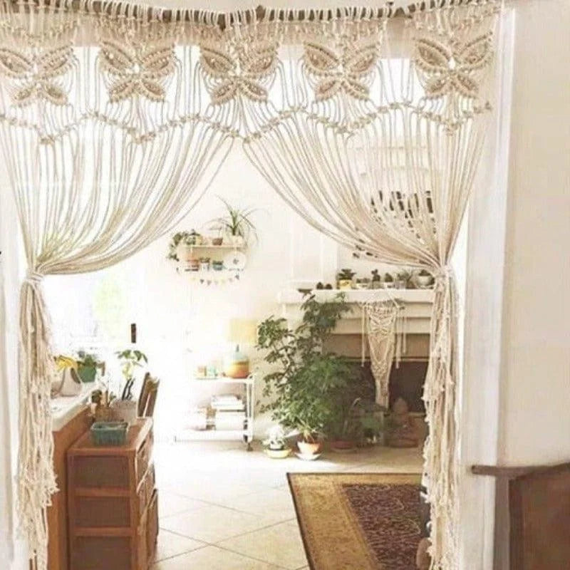 Rideau décoratif de style vintage avec motifs complexes, idéal pour sublimer l'intérieur et ajouter une touche de charme à votre salon. Installez ce rideau élégant pour séparer les espaces tout en les embellissant, parfait pour les intérieurs au goût bohème ou rustique. Transformez votre maison avec ce rideau unique au design artisanal, parfait pour créer une ambiance chaleureuse et accueillante.