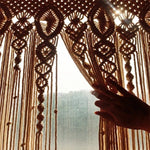 Rideau artisanal, design élégant et ajouré, embellit l'intérieur, tamise délicatement la lumière naturelle, idéal pour une ambiance bohème et chaleureuse.