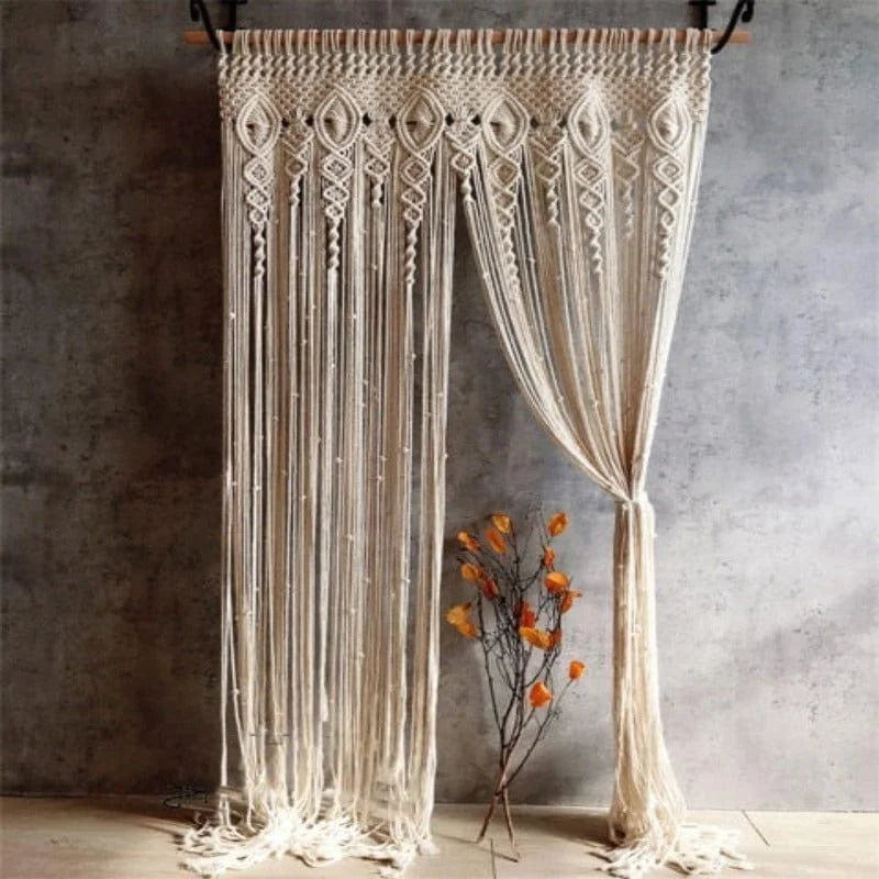 Rideau en macramé beige, design bohème et élégant, idéal pour la décoration intérieure. Ce rideau ajoute une touche artistique à votre espace de vie et se marie bien avec un décor naturel ou rustique. Parfait pour embellir un salon, une chambre ou une entrée avec style et originalité.