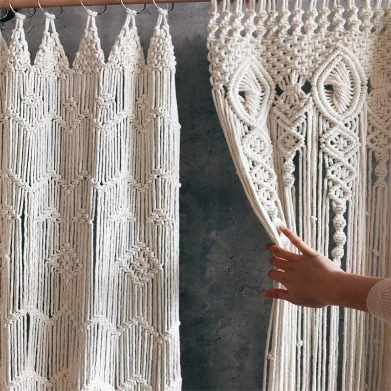 Rideau macramé décoratif blanc, idéal pour salon ou chambre, design artisanal avec motifs géométriques élégants, ajoutant une touche bohème et chaleureuse à votre intérieur, parfait pour personnaliser votre espace avec style.
