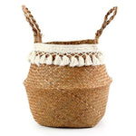 Panier de rangement décoratif avec pompons, idéal pour organiser votre espace de vie. Ce panier tressé ajoute une touche bohème à votre intérieur tout en offrant une solution pratique pour stocker divers objets. Accessoire indispensable pour la maison, il se distingue par son design élégant et ses poignées robustes. Parfait pour le salon, la chambre ou la salle de bain.