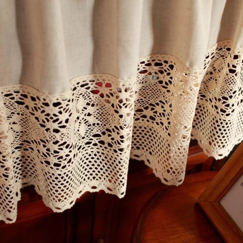 Rideau décoratif vintage avec bordure en dentelle, idéal pour ajouter une touche élégante et romantique à votre intérieur. Design raffiné parfait pour les salons ou chambres, apportant charme et sophistication à votre décoration.