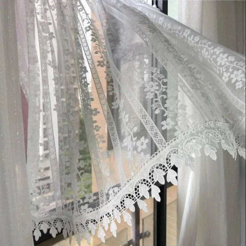 Rideau élégant aux motifs floraux fins, idéal pour embellir et illuminer votre intérieur. Ce voile raffiné laisse passer la lumière tout en offrant une touche de romantisme à votre décoration. Parfait pour salon ou chambre, apportant une atmosphère douce et accueillante grâce à son design délicat.