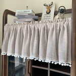 Rideau de cuisine élégant avec pompons décoratifs, idéal pour apporter une touche de charme à votre intérieur. Ce petit rideau beige ajoute une ambiance chaleureuse à n'importe quelle pièce tout en offrant une protection contre la lumière excessive. Parfait pour les fenêtres de cuisine ou de salle de bain, ce rideau s'adapte facilement à différents styles de décoration. Découvrez ce modèle de tenture stylisé pour embellir vos espaces de vie.