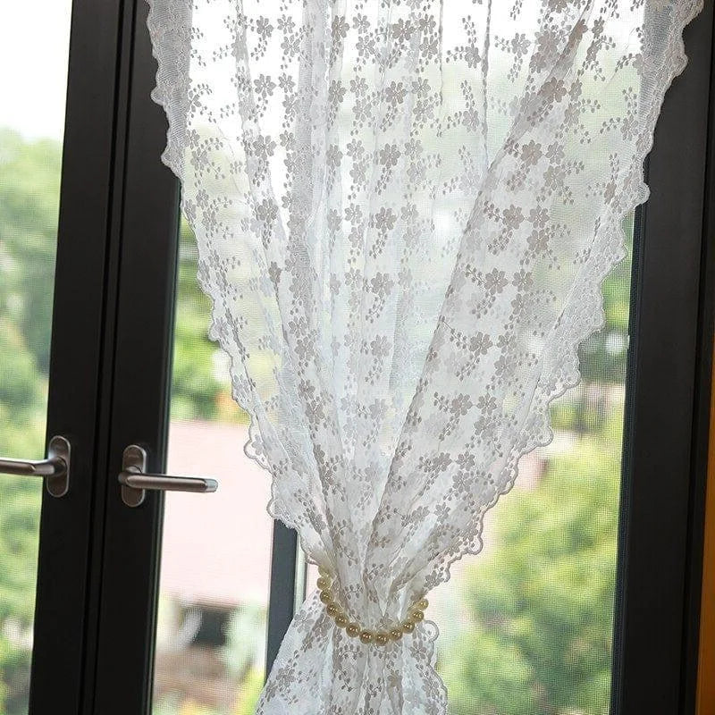Voilage décoratif blanc avec motif floral, idéal pour apporter une touche élégante à votre intérieur. Parfait pour habiller vos fenêtres avec style et raffinement, tout en laissant passer la lumière naturelle. Design intemporel s’intégrant facilement dans tous les types de décoration.