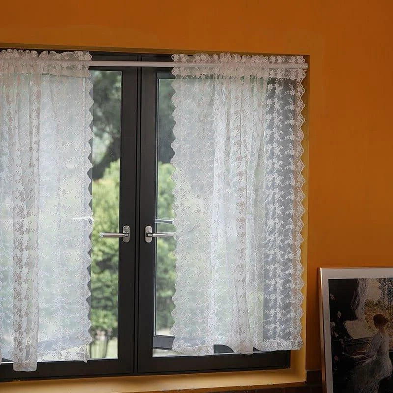 Voilage blanc à motifs floraux pour fenêtres, idéal pour ajouter une touche élégante à votre intérieur. Parfait pour le salon ou la cuisine, ce rideau léger laisse passer la lumière tout en préservant l'intimité. Donnez du style à votre décoration avec ce voilage raffiné.